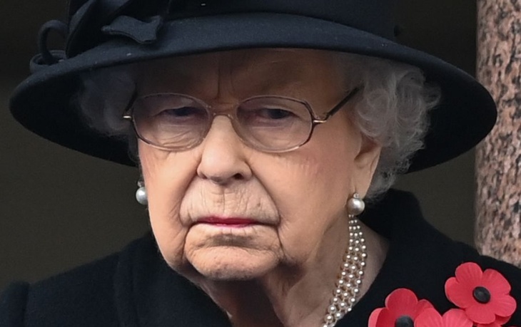 Королевский намек: Елизавета II лично запретила Гарри участвовать в церемонии памяти