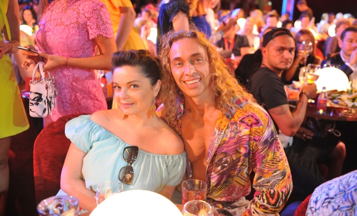 Не от хорошей жизни: российские звезды торгуют поздравлениями в Сети