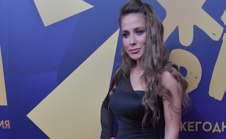 «Уберите, не позорьтесь»: Юлии Барановской в искрящемся платье посоветовали быть скромнее