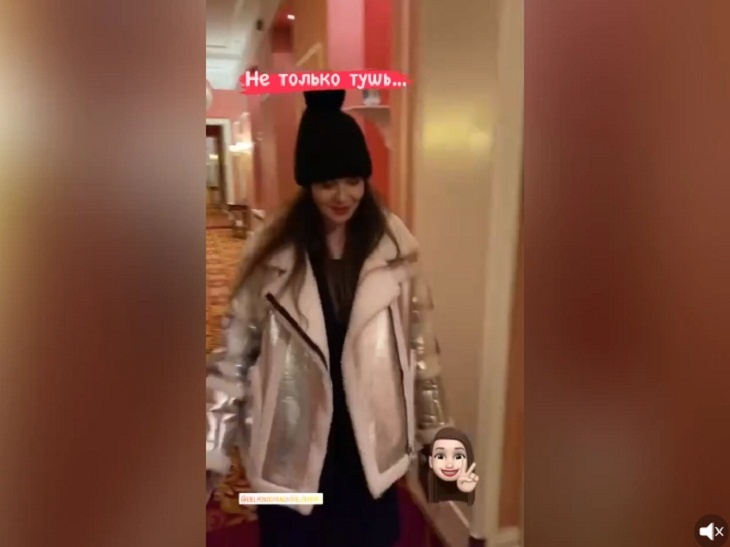 59-летняя Андреева отправилась в театр в платье с лампасами и укороченной серебристой дубленке 59-летняя Андреева отправилась в театр в платье с лампасами и укороченной серебристой дубленке