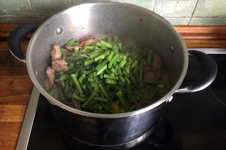 Мясо и овощи тушатся