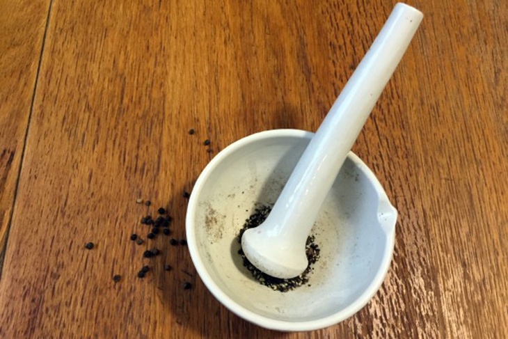 Спагетти «не болоньезе»: как приготовить самые правильные макароны по-флотски Черный перец в ступке