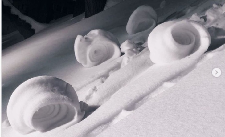 Свернулся калачиком: в Москве обнаружили аномальное поведение снега