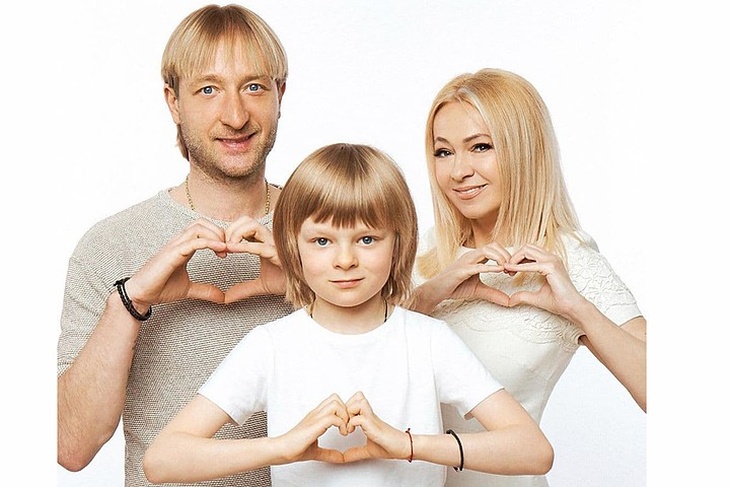 Яна Рудковская с мужем Евгением Плющенко и сыном Александром Плющенко