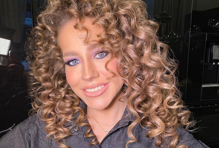 «Я красивая без фильтров всяких»: Барановская похвасталась фигурой в сверкающем платье 