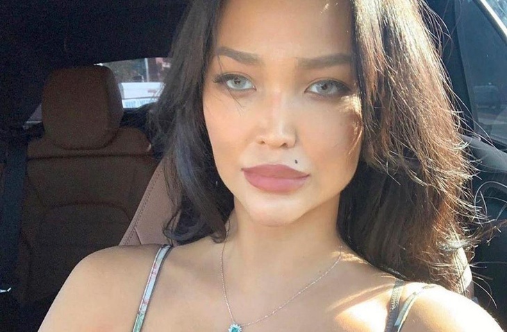 «Штраф за красоту»: молодая жена Цекало едва уместила бюст в «невидимый» купальник 