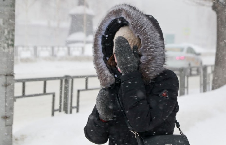 Зима решила отыграться: жителям столицы пообещали снег и метель