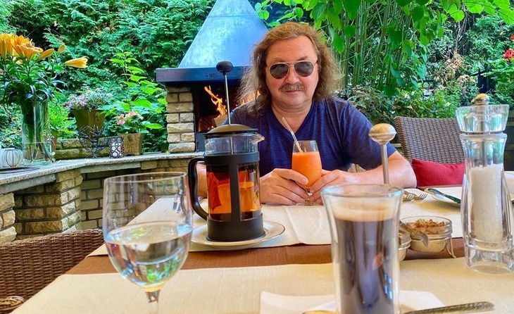 Белоснежный камин и огромная терраса: как выглядит двухэтажная квартира Николаева 