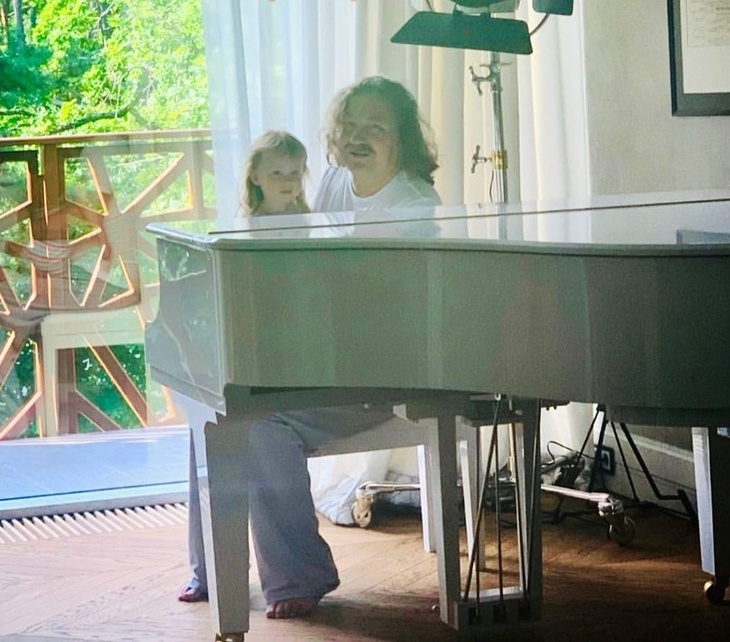 Белоснежный камин и огромная терраса: как выглядит двухэтажная квартира Николаева 