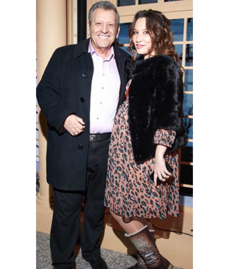 Светится от счастья: молодая вдова Грачевского показала беременный живот