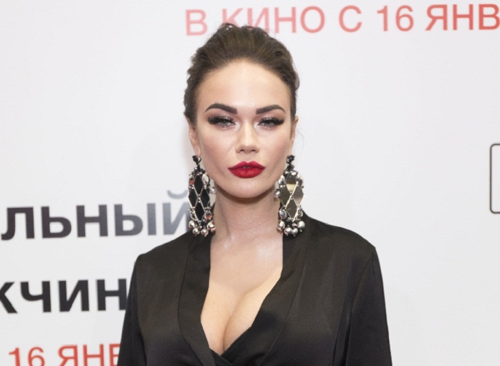 Русский стиль: Яна Кошкина в кокошнике призывно обнажила ногу до самого бедра