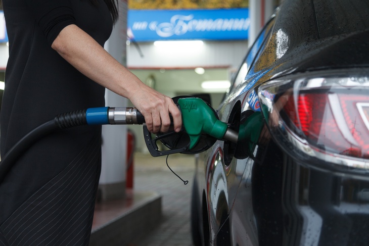 «Шантажируют правительство»: Юшков объяснил рост цен на бензин 