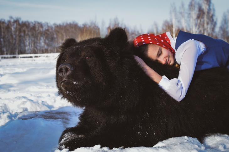 девушка с медведем