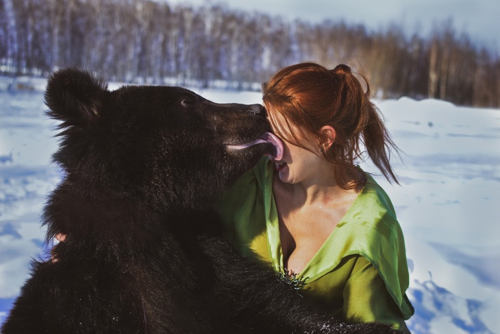 Женщина справила нужду на медведя, а он ухватил ее за ягодицу