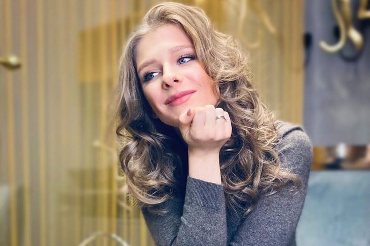 «Галина Сергеевна уже не та»: Арзамасова сверкнула аппетитными формами в коротком топе