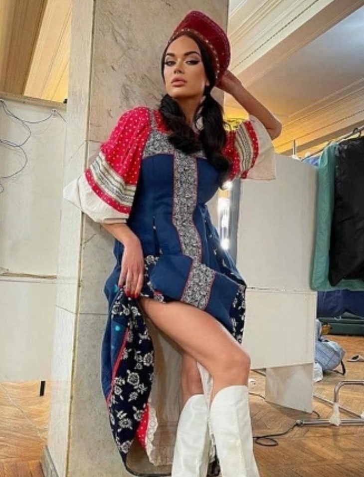 Русский стиль: Яна Кошкина в кокошнике призывно обнажила ногу до самого бедра