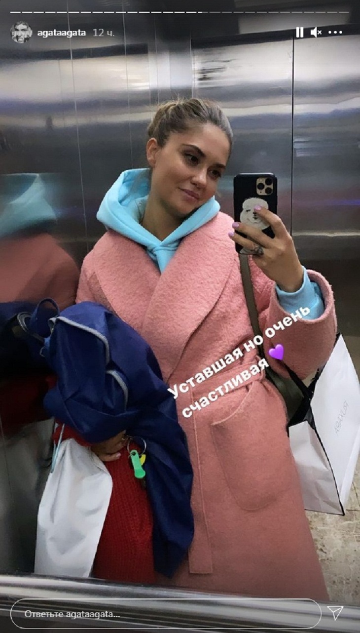 Вслед за Асу, Барановской и Арзамасовой: Муцениеце приобрела модное пальто-халат