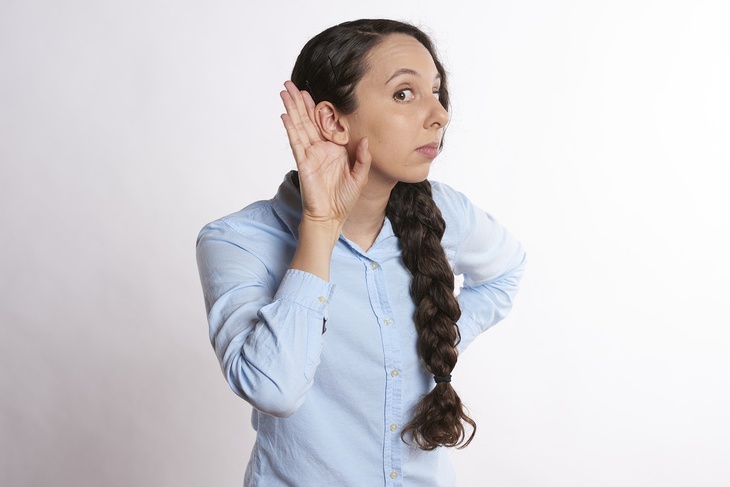 Давление, стресс, остеохондроз: почему звенит в ушах и что с этим делать