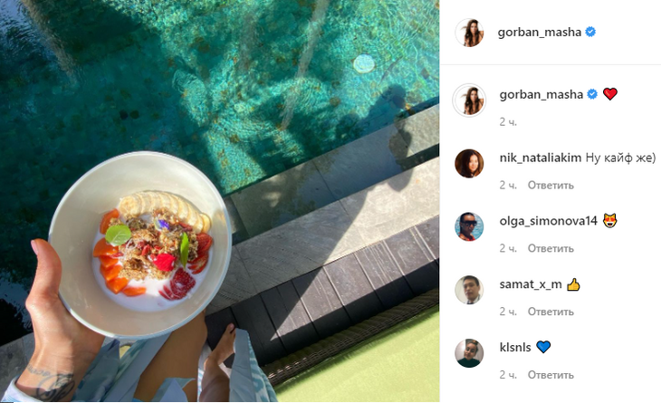 «Кайф же»: стройная Горбань в купальнике блеснула голыми бедрами у бассейна