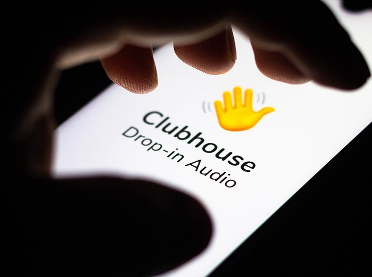 Главная особенность Clubhouse - обмен аудиосообщениями. Здесь не делятся отфильтрованными фотографиями и смешными роликами, только живое общение.