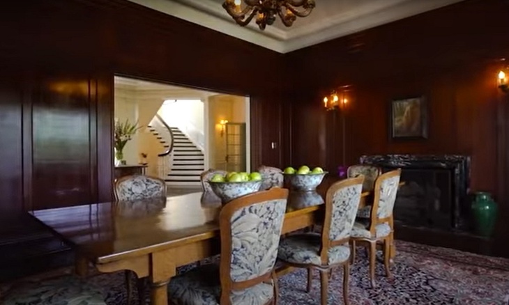Окна в пол и старинная мебель: как выглядит особняк Джоли за 25 миллионов долларов