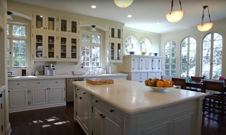 Окна в пол и старинная мебель: как выглядит особняк Джоли за 25 миллионов долларов