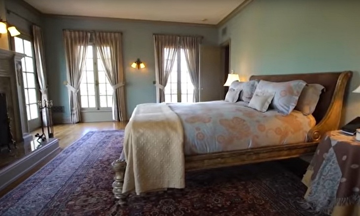 Окна в пол и старинная мебель: как выглядит особняк Джоли за 25 миллионов долларов