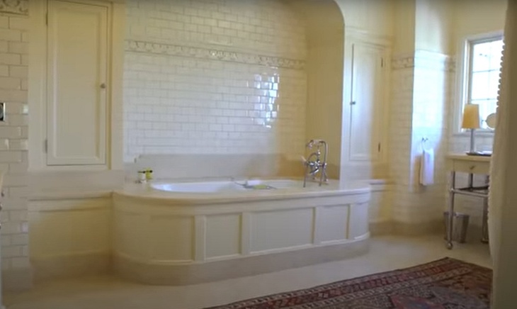 Окна в пол и старинная мебель: как выглядит особняк Джоли за 25 миллионов долларов