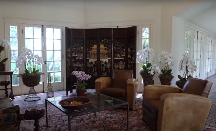 Окна в пол и старинная мебель: как выглядит особняк Джоли за 25 миллионов долларов