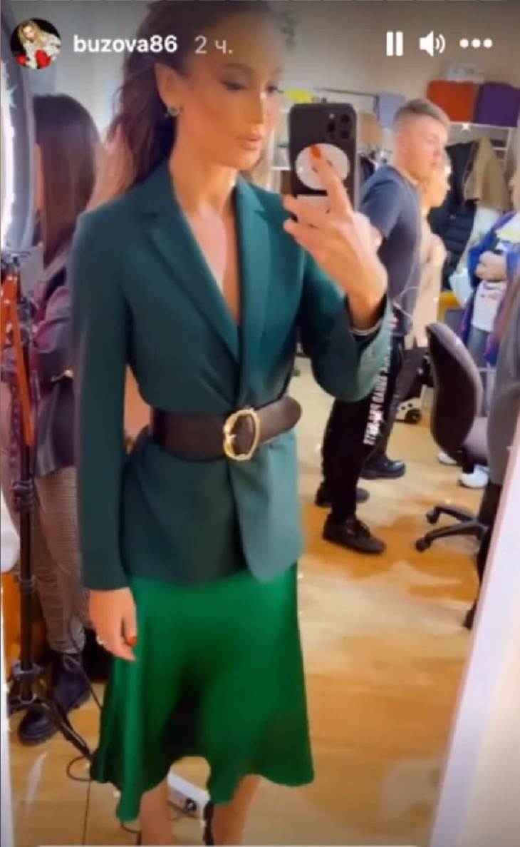 Осиная талия под охраной: Бузова показала «серьезный образ» в шелковом платье Осиная талия под охраной: Бузова показала «серьезный образ» в шелковом платье