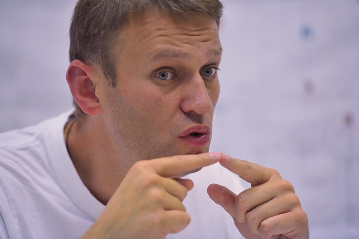 Навальный не сможет по Конституции никогда стать президентом, поэтому он решил свергать этот строй
