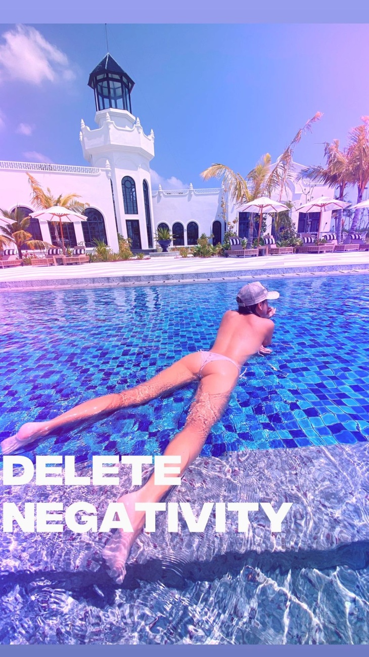 «Удаляю негатив»: Нюша устроила горячую топлес-съемку в бассейне 