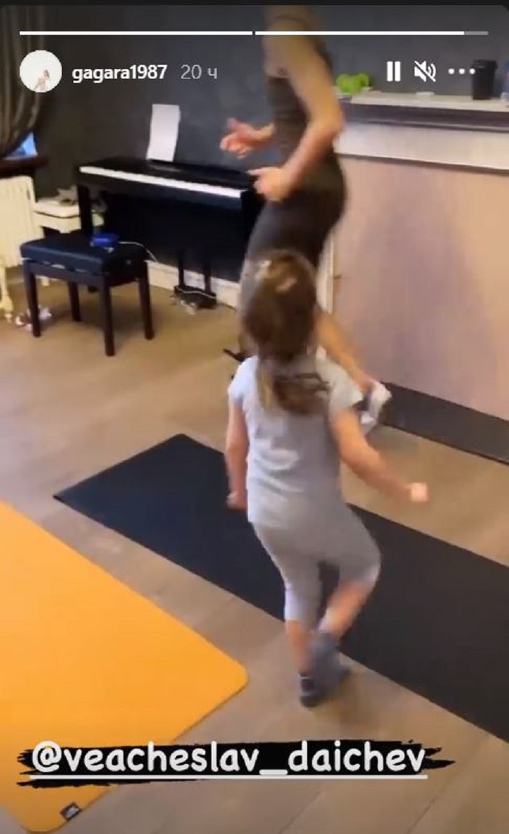 «Активнее!»: Гагарина в обтягивающем трико показала, как занимается спортом вместе с дочкой