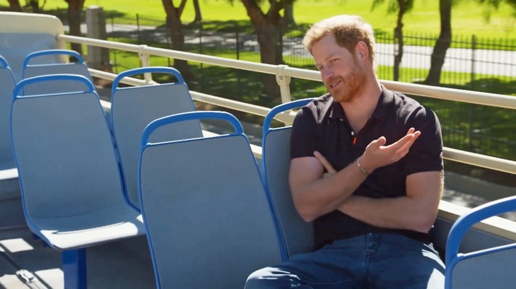 Балует подарками: принц Гарри опроверг слухи о плохих отношениях с Елизаветой II