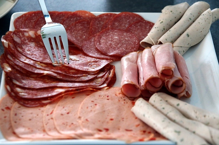 «Попробовали и не умерли»: Минздрав РФ назвал безопасную для здоровья порцию колбасы
