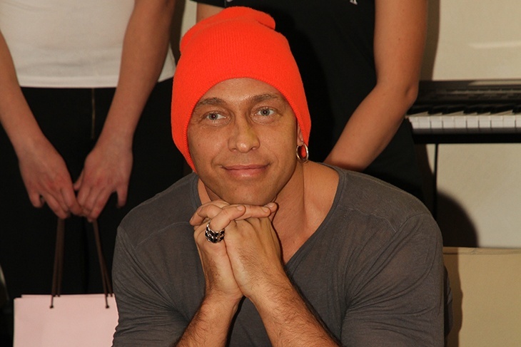 «Лифчик забыл надеть»: полуголый Тарзан впечатлил фанатов, загорая в Подмосковье