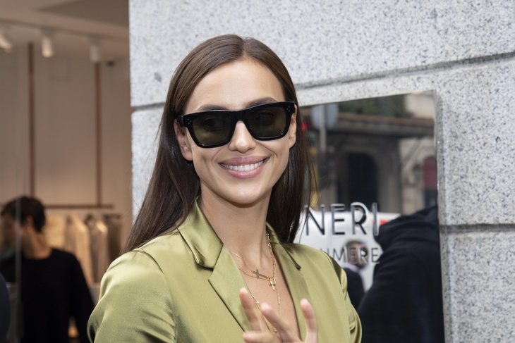 «Глаз не оторвать!»: Ирина Шейк в платье с разрезом без белья восхитила Сеть