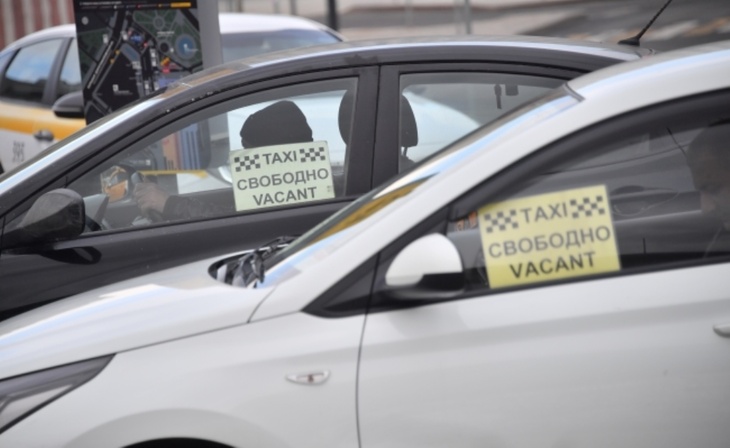 Автоэксперт заявил, что рост цен на такси не зависит от стоимости бензина