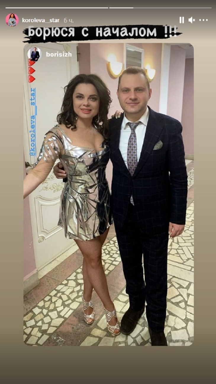 Наташа Королева похвасталась стройной фигурой в платье из «зеркальных осколков»