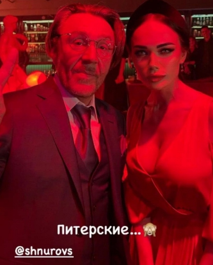 Оголила грудь на треть: Кошкина засветила «ложбинку греха» перед Шнуровым