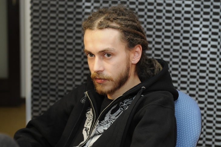 «Разные сумасшедшие люди» отца Децла не беспокоит