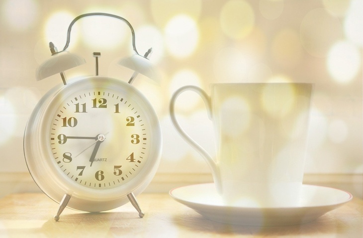 «Еще пять минуточек»: сомнолог рассказала, как правильно ставить будильник