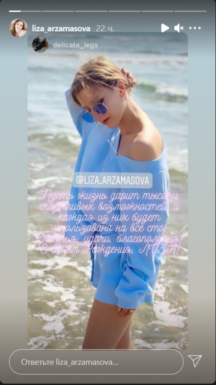 Все мужчины — ее: Арзамасова в коротких шортах кокетливо обнажила нежные плечи на отдыхе в Дубае