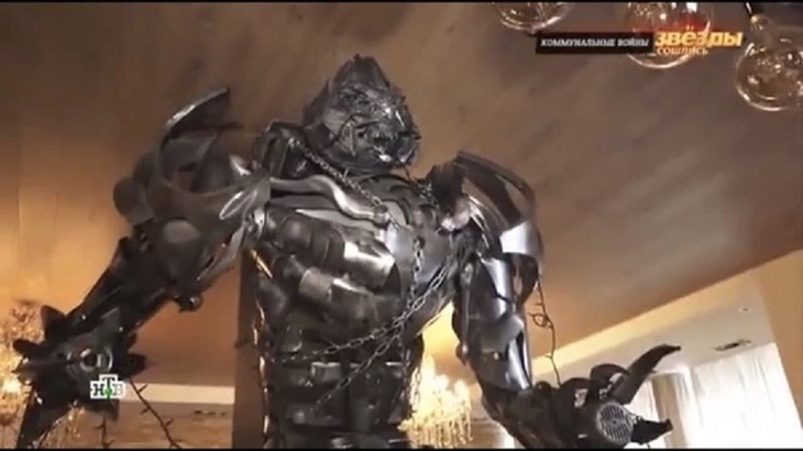 Кожа, дерево, робот: Сергей Астахов показал шикарную квартиру в центре Москвы Кожа, дерево, робот: Сергей Астахов показал шикарную квартиру в центре Москвы