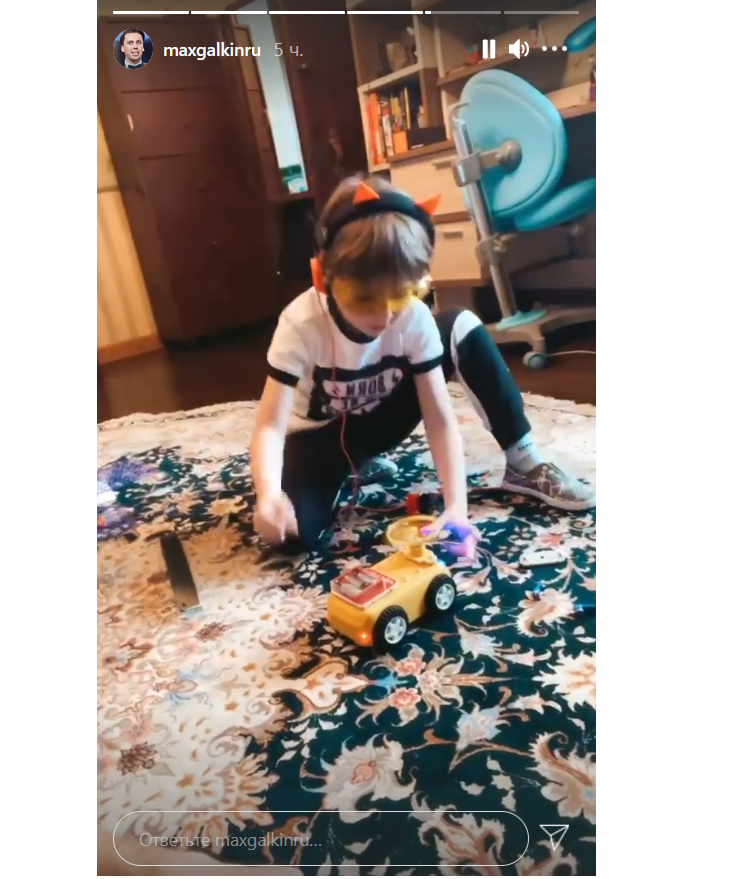 «Отойди, а то отлетит»: Максим Галкин снял, как Гарри изобретает чудо-машину