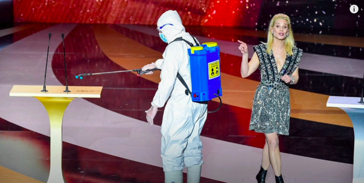 Актриса в костюме окровавленного осла разделась догола на «французском "Оскаре"»