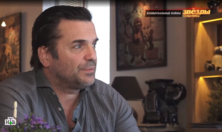 Кожа, дерево, робот: Сергей Астахов показал шикарную квартиру в центре Москвы Кожа, дерево, робот: Сергей Астахов показал шикарную квартиру в центре Москвы