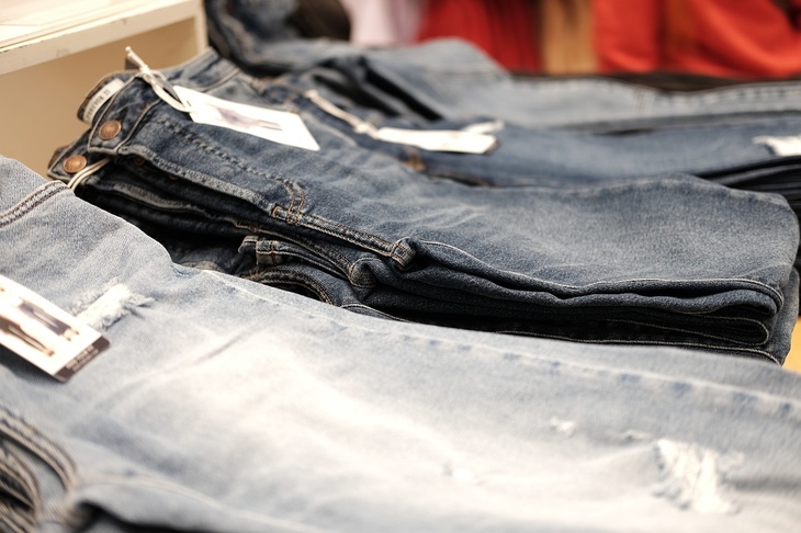 Скрыть лишние килограммы: джинсы-шаровары снова в моде