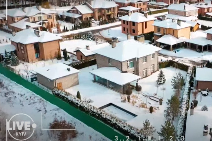 Бассейн, дорогая мебель и камин: как выглядит особняк Потапа и Каменских за миллион долларов