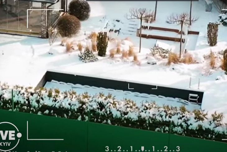 Бассейн, дорогая мебель и камин: как выглядит особняк Потапа и Каменских за миллион долларов